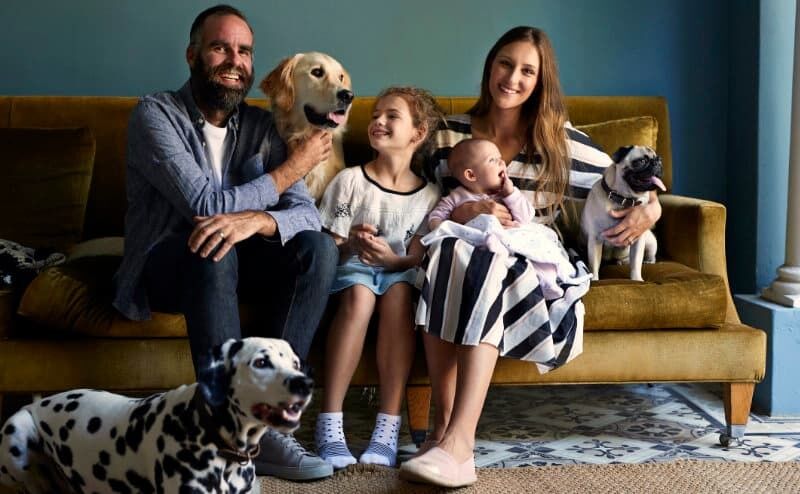 Reisen mit dem Hund kann Herausforderungen mit sich bringen. Foto: HomeExchange/GettyImages