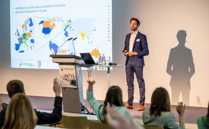 Ein vielseitiges Rahmenprogramm an allen vier Messetagen der Interzoo 2024 gibt einen komprimierten Überblick über Märkte, Trends und Innovationen und bringt die Entscheidungsträger der internationale Heimtierbranche in Nürnberg zusammen. // © WZF/Stahl