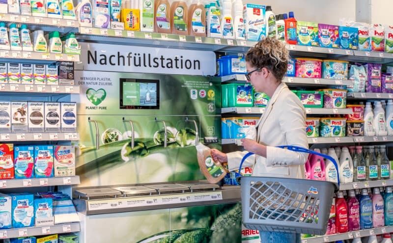 Der umdasch Liquid Dispenser, die preisgekrönte Nachfüllstation für flüssige Wasch- und Reinigungsmittel, ist eine nachhaltige Lösung für den Point of Sale, die dabei unterstützt, unnötigen Plastikmüll einzusparen. Bild: Mühldorfer