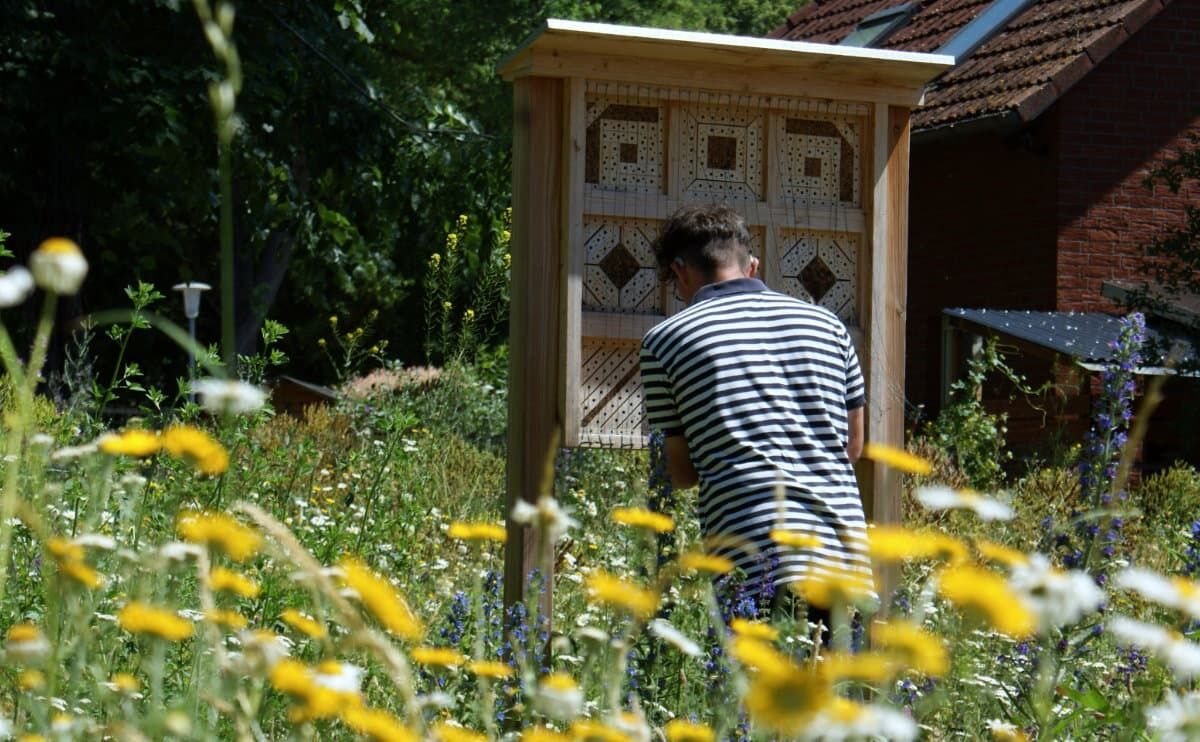 Wildbienennisthilfen gibt’s mittlerweile in verschiedensten Formen, Farben und Größen. © Stiftung für Mensch und Umwelt, Cornelis Hemmer