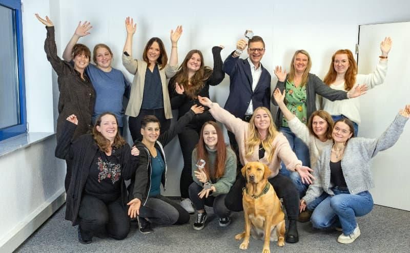 Das gesamte Team der takefive-media freut sich über die Auszeichnungen des DEUTSCHEN AGENTURPREISES. Foto: takefive-media