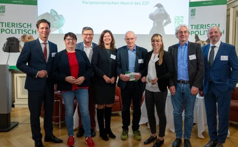 ZZF-Geschäftsführer Gordon Bonnet, Schirmherrin Anke Hennig (SPD), Prof. Dr. Peter Kunzmann, Dr. Ophelia Nick (Bündnis 90/Die Grünen), ZZF-Fachreferenten Dr. Stefan K. Hetz und Selina Schlierenkamp, Prof. Dr. Lars Lewejohann, ZZF-Präsident Norbert Holthenrich. Foto: WZF/Sebastian Bolesch