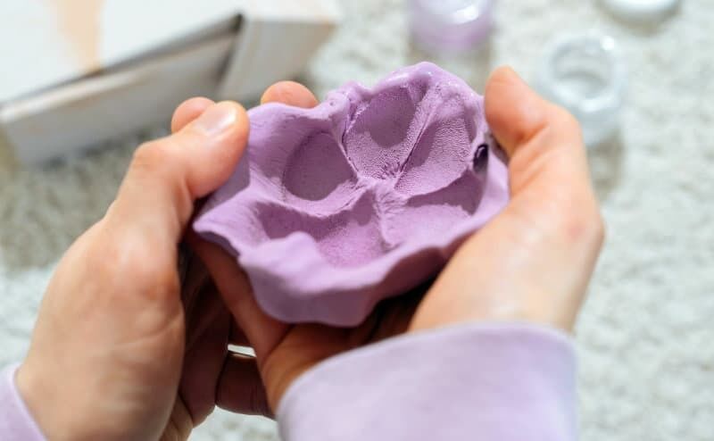 Das pawee vereint den Pfotenabdruck Ihres Lieblings und Ihrem eigenen Handabdruck. Foto: Hearts in Hands/Gregor Hofbauer