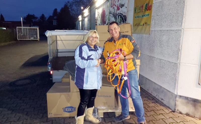 Annemarie Schröder (1. Vorsitzende Tierengel Bottrop e.V.) und Marktleiter Bernd Stepuhn (petshop). Foto: takefive-media/petshop