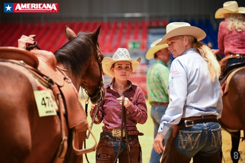 Pferde und Reiterinnen in Westernkleidung
