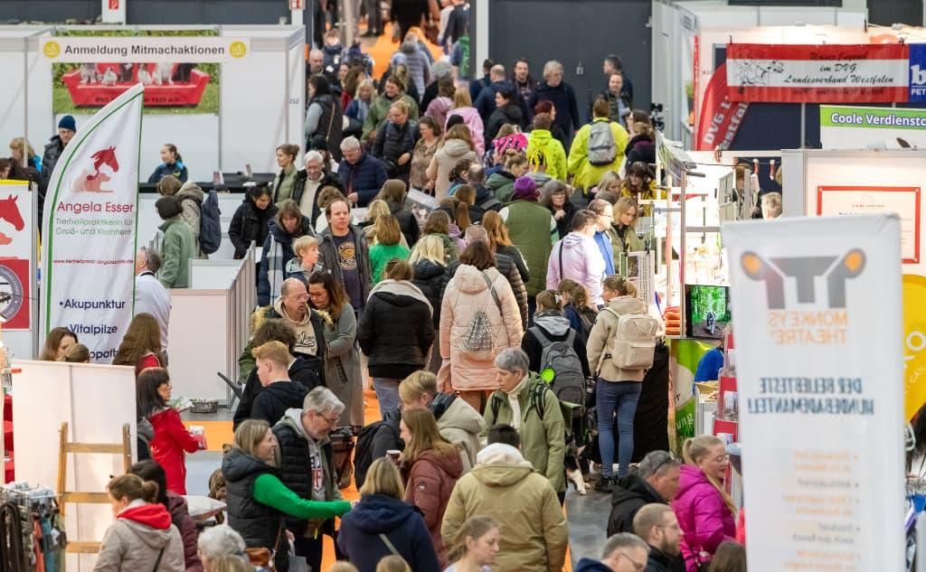 Doglive Halle gefüllt mit Besuchern