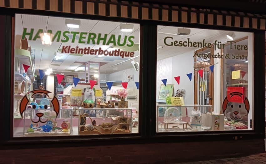 Im Verkaufsladen in Bad Sooden-Allendorf findet man Nagetiere wie Hamster, Mäuse, Rennmäuse, Farbratten und zeitweise auch Meerschweinchen, Degus oder Chinchillas. Foto: Romana Vlcek