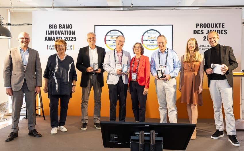 Die Stiftungsleitung Dr. Corinna Hölzer und Cornelis Hemmer (4.+5. v. l.) bei der Verleihung eines BIG BANG INNOVATION Awards 2025 © Christian Schlenker / DISQ / DUP