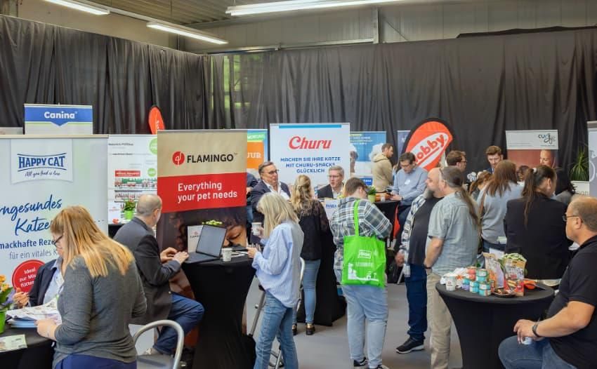 Gute Gelegenheit bot die Veranstaltungshalle, um Kontakte zu knüpfen und mit ausstellenden Unternehmen ins Gespräch zu kommen.Foto: takefive-media