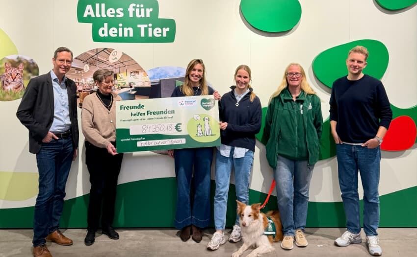 v. l. n. r.: Leif Kopernik (Geschäftsführung VDH), Christa Bremer (Projektleiterin), Laura Eickhorn (Fressnapf), Theresa Spenrath (Fressnapf), Natalie Seyffert (Helfer auf vier Pfoten), Johannes Schuster (Fressnapf). Foto: VDH